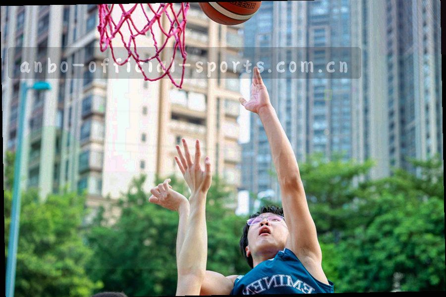 档案夹、票根与赛场光影拼贴成的专题合集封面